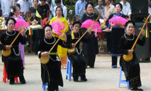 Khơi dậy, giữ gìn bản sắc qua trang phục dân tộc