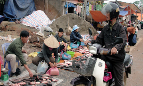 Thị trấn Na Dương: Họp chợ giữa đường nguy cơ mất an toàn giao thông