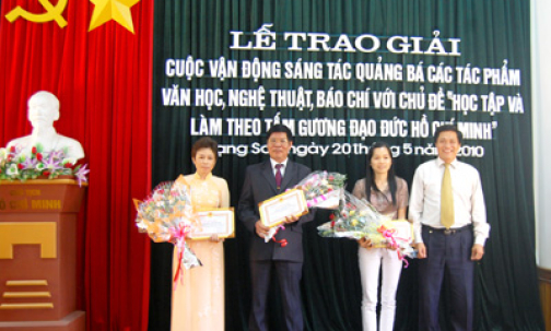 Lễ trao giải Cuộc vận động sáng tác, quảng bá các tác phẩm văn học nghệ thuật, báo chí với chủ đề "Học tập và làm theo tấm gương đạo đức Hồ Chí Minh"