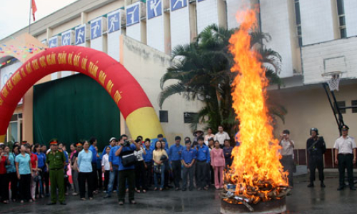 Tích cực kiềm chế, đẩy lùi tệ nạn ma tuý