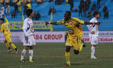 Ðội Sông Lam Nghệ An vươn lên dẫn đầu V-League 2011