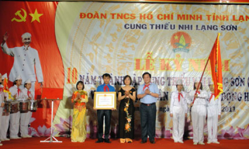 Cung Thiếu nhi: Kỷ niệm 10 năm thành lập, đón nhận Huân chương Lao động hạng Ba