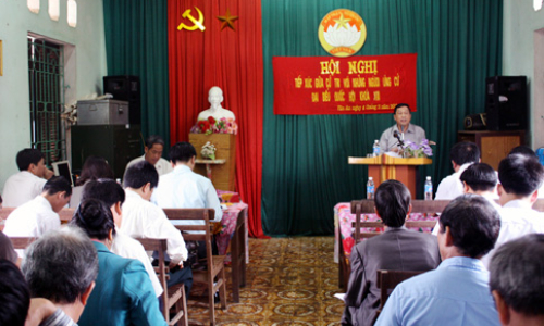 Ứng cử viên đại biểu Quốc hội tiếp xúc với cử tri huyện Văn Quan