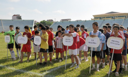 100 em học sinh tham dự Chương trình "Giấc mơ sân cỏ năm 2011"