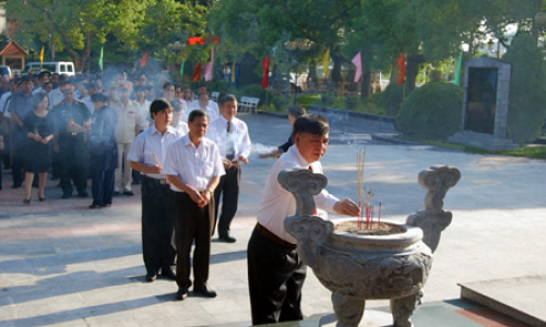 Lãnh đạo tỉnh dâng hương tại Khu lưu niệm Bác Hồ, tượng đài Hoàng Văn Thụ và viếng nghĩa trang liệt sĩ