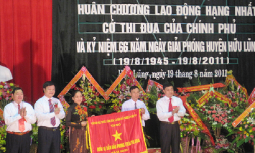 Hữu Lũng đón nhận Huân chương Lao động hạng Nhất và Cờ thi đua của Chính phủ