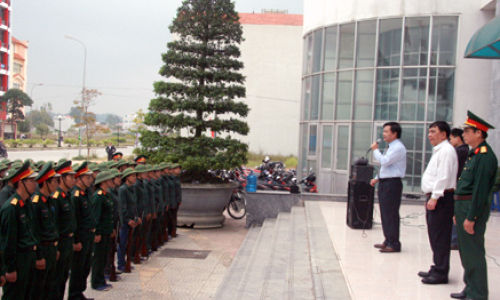 Lãnh đạo tỉnh thăm, động viên và tặng quà các khối tập luyện tham gia diễu binh trong lễ kỷ niệm 180