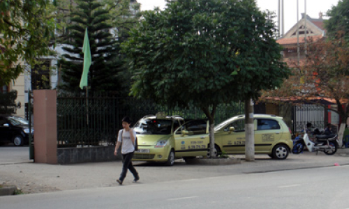 Taxi đỗ bừa: Vừa lộn xộn vừa mất an toàn