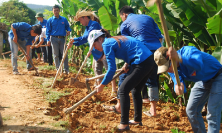 200 ĐVTN tham gia mở đường GTNT tại xã Quảng Lạc