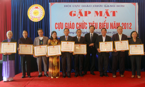 Gặp mặt, biểu dương cựu giáo chức tiêu biểu năm 2012