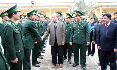 Chủ tịch Quốc hội Nguyễn Sinh Hùng thăm và làm việc tại Đồn Biên phòng Pò Mã