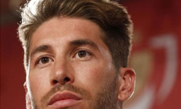 Sergio Ramos họp báo thay Mourinho trước chung kết