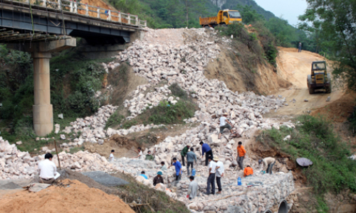 Tháng công nhân trên cầu Bó Củng