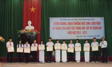 Kon Tum dành hơn 147 triệu đồng khen thưởng giáo viên và học sinh đạt thành tích xuất sắc