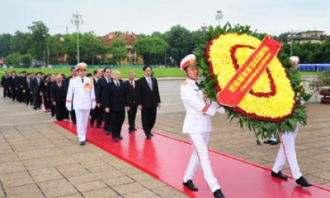 Lãnh đạo Ðảng, Nhà nước, MTTQ Việt Nam tưởng niệm các Anh hùng liệt sĩ và vào Lăng viếng Chủ tịch Hồ Chí