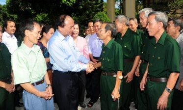 Thăm, tặng quà thương, bệnh binh, gia đình chính sách