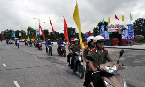 Ra quân hưởng ứng tháng cao điểm an toàn giao thông