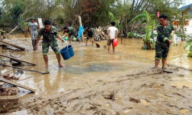 Sau lũ, hàng nghìn học sinh Quảng Bình tay trắng đến trường