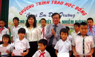 Trao học bổng “Cùng em đến trường” cho trẻ em khuyết tật