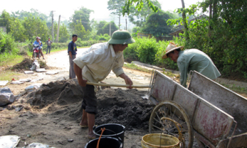 Hữu Lũng: Cấp trên 3,6 ngàn tấn xi măng làm đường giao thông