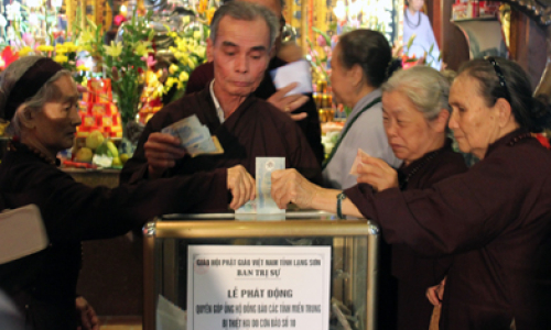 Chung tay giúp đỡ đồng bào miền Trung