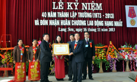 Trường THPT Dân tộc nội trú tỉnh kỷ niệm 40 năm ngày thành lập và đón nhận Huân chương Lao động Hạng