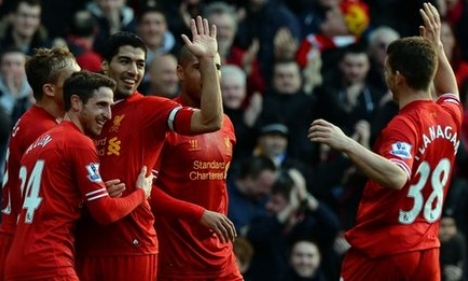 Suarez giúp Liverpool chiếm ngôi đầu