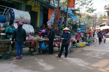 Họp chợ giữa đường - ẩn họa khôn lường