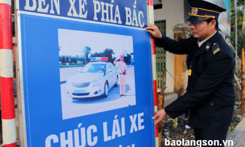 Bến xe phía Bắc: Treo 20 pa nô an toàn giao thông