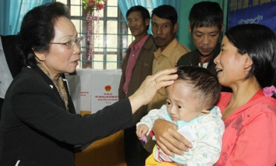 Phó Chủ tịch nước Nguyễn Thị Doan thăm và tặng quà các gia đình bị thiệt hại nặng do bão lũ ở Quảng Trị