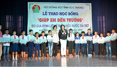 Trao 47 suất học bổng cho học sinh có hoàn cảnh khó khăn