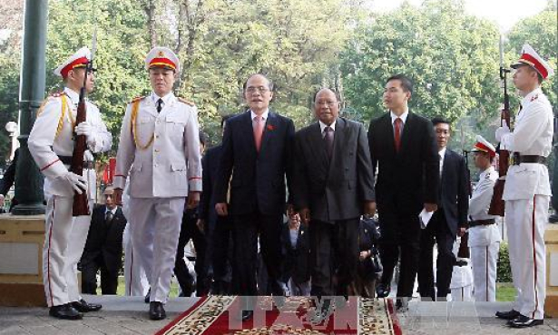 Chủ tịch Quốc hội Nguyễn Sinh Hùng đón và tiếp Chủ tịch Quốc hội Vương quốc Campuchia