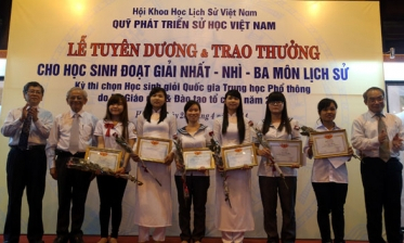 Trao thưởng học sinh giỏi môn Lịch sử