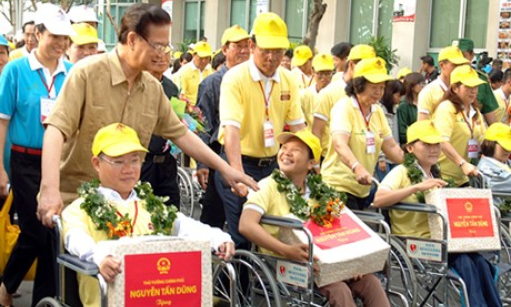 Thủ tướng Nguyễn Tấn Dũng tham dự Chương trình đi bộ “Chung bước yêu thương - Trao niềm hy vọng”