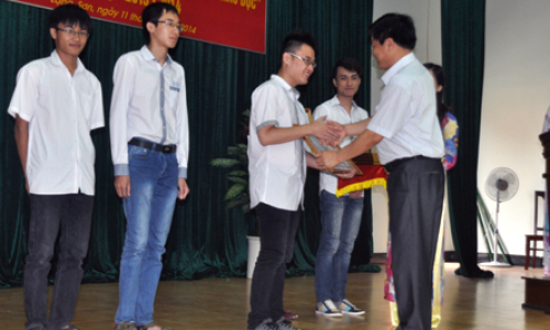 Tuyên dương, khen thưởng học sinh tiêu biểu năm học 2013-2014