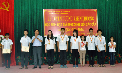 Gần 100 học sinh dự trao giải học sinh giỏi các cấp năm học 2013-2014