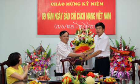 đến chúc mừng, động viên cán bộ phóng viên, biên tập viên Báo Lạng Sơn nhân kỷ niệm 89 năm ngày Báo chí