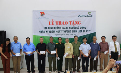 Tặng 80 suất quà nhân dịp 27/7/2014