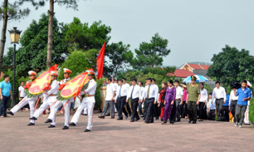 Lãnh đạo tỉnh dâng hương tưởng niệm các anh hùng, liệt sỹ