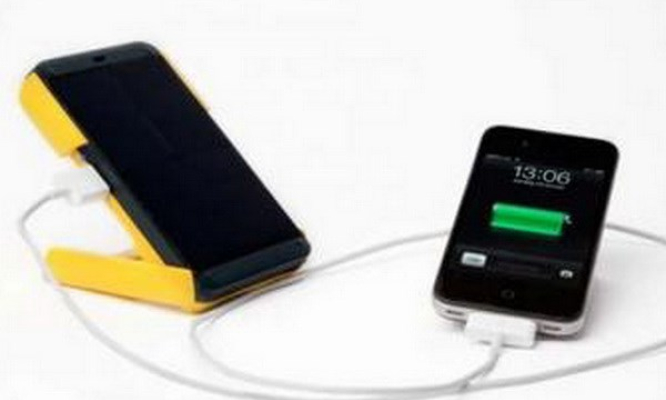 WakaWaka Po ra sạc pin smartphone bằng năng lượng Mặt Trời