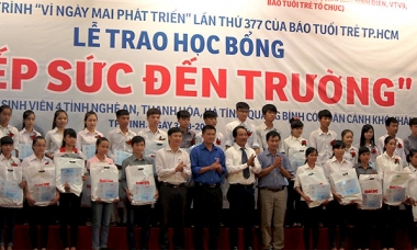 Trao học bổng “Tiếp sức đến trường” cho tân sinh viên khu vực Bắc miền trung