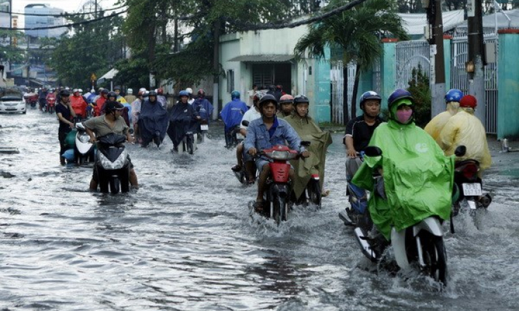 Thành phố Hồ Chí Minh: Mưa lớn kết hợp triều cường, nhiều tuyến đường thành sông