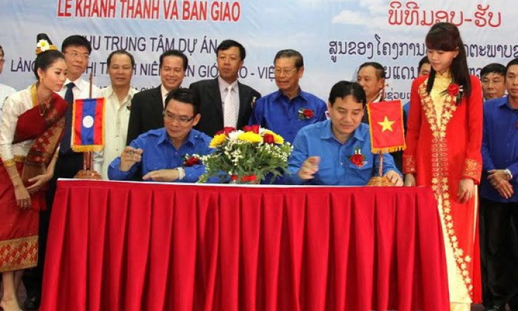 Bàn giao Khu trung tâm Dự án Làng Hữu nghị Thanh niên biên giới Lào - Việt cho Lào