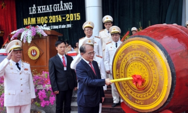 Chủ tịch Quốc hội Nguyễn Sinh Hùng: Gắn với giáo dục đào tạo để giải quyết những vấn đề thực tiễn