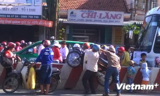 Tắc đường 20 km tại Bình Dương do du khách đổ về Khu du lịch Đại Nam