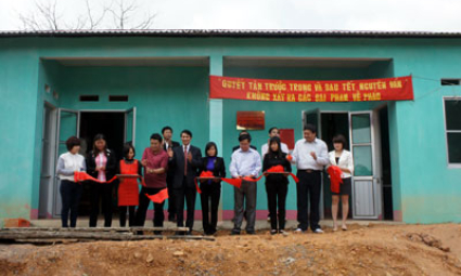 Bàn giao phòng họp Ban Giám hiệu cho trường Tiểu học Nà Lốc, xã Tú Xuyên