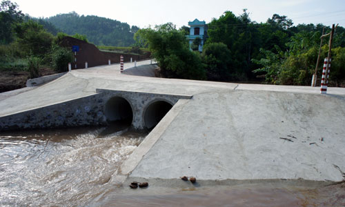 Huyện nghèo làm giao thông