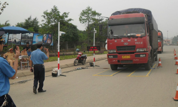 Hà Nội: Cần giải quyết triệt để tình trạng xe quá tải chạy trên các tuyến đê, cầu yếu