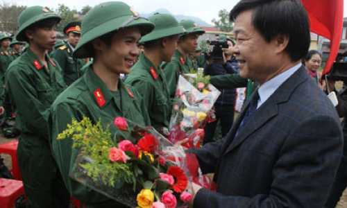 Lãnh đạo tỉnh động viên tân binh lên đường nhập ngũ