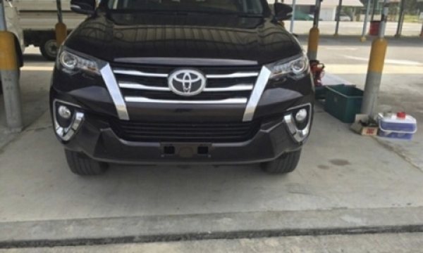 Toyota Fortuner 2016 bị &#39;chộp&#39; trên đường phố Thái Lan trước giờ G